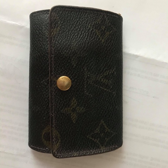 Louis Vuitton Accessories - Louis Vuitton 6 key holder